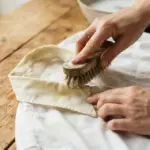 Solutions efficaces pour reblanchir un col de chemise jauni